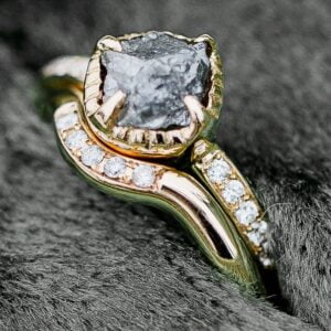 gold-ring-with-white-dimonds-and-a-large-stone (1)